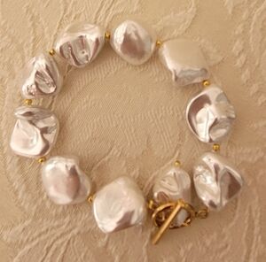 This NEW faux Fresh Water Pearl Bracelet features a toggle closure.